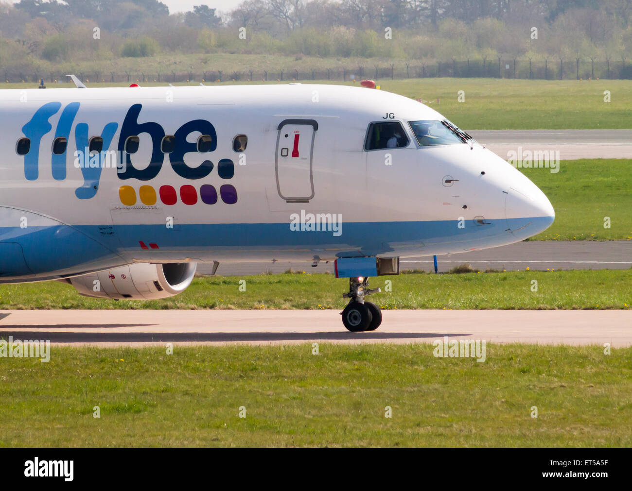 Flybe Embraer ERJ-175 (G-FBJB) roulage sur l'Aéroport International de Manchester de circulation. Banque D'Images