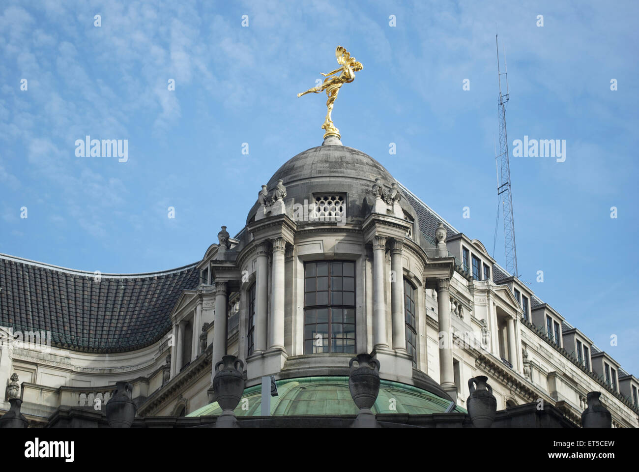 Le toit de la Banque d'Angleterre et la sculpture en bronze de l'Ariel de Shakespeare, ville de Londres, Angleterre, Royaume-Uni Banque D'Images