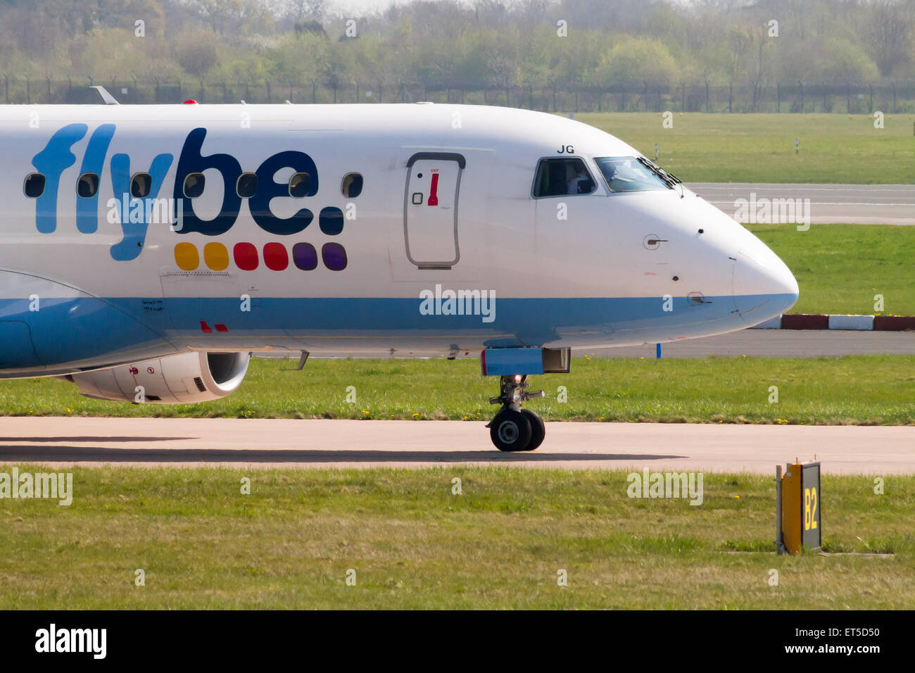 Flybe Embraer ERJ-175 (G-FBJB) roulage sur l'Aéroport International de Manchester de circulation. Banque D'Images