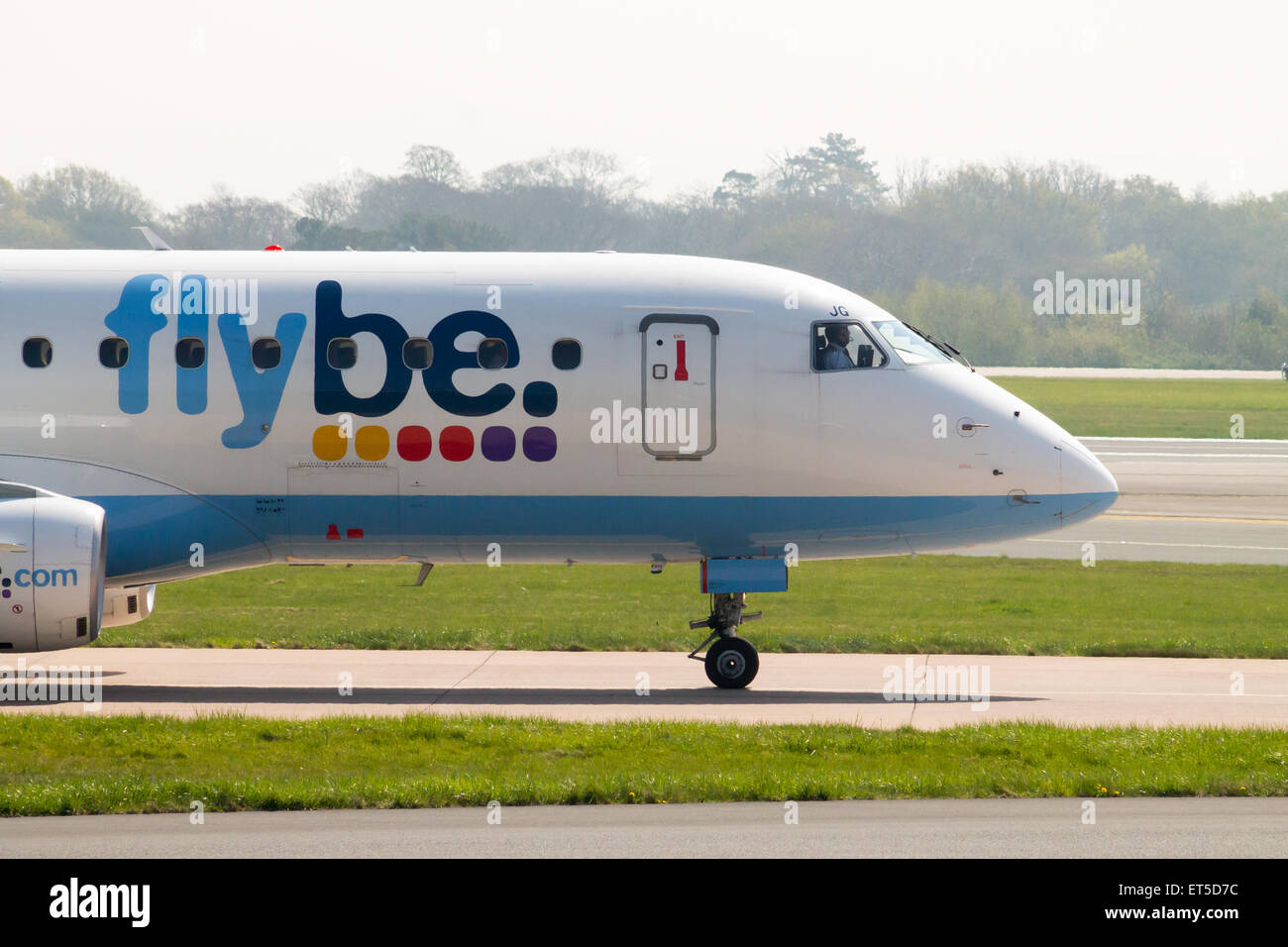 Flybe Embraer ERJ-175 (G-FBJB) roulage sur l'Aéroport International de Manchester de circulation. Banque D'Images