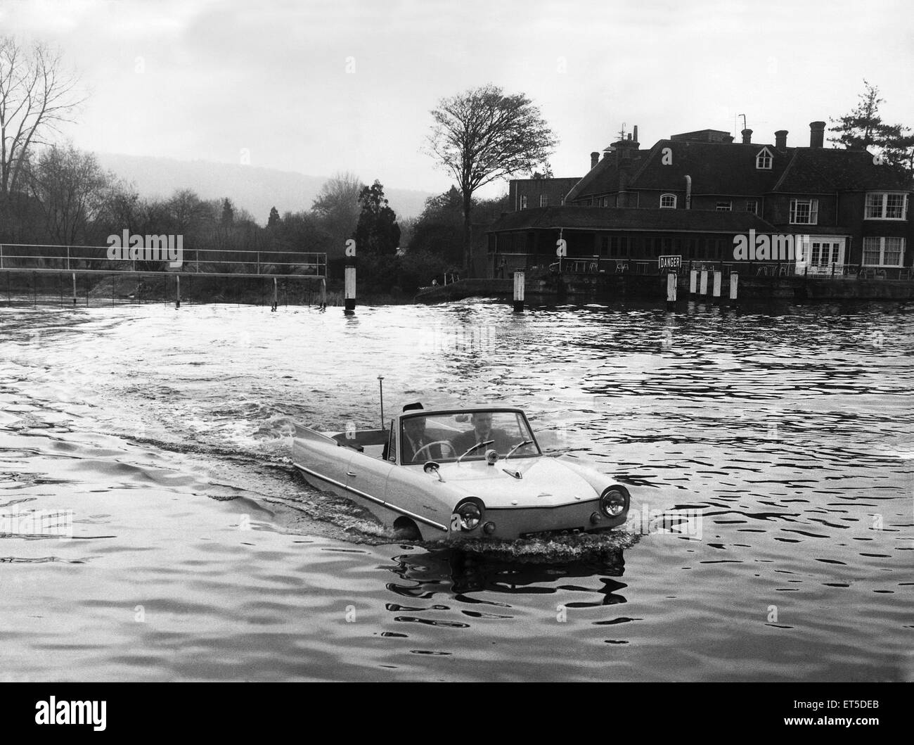 La Triumph Herald basé sur un essai sur l'Amphicar halage Thames à Marlow, dans le Buckinghamshire. La voiture est complètement scellée en dessous et a deux hélices a travaillé à partir du même moteur. Avril 1965. Banque D'Images