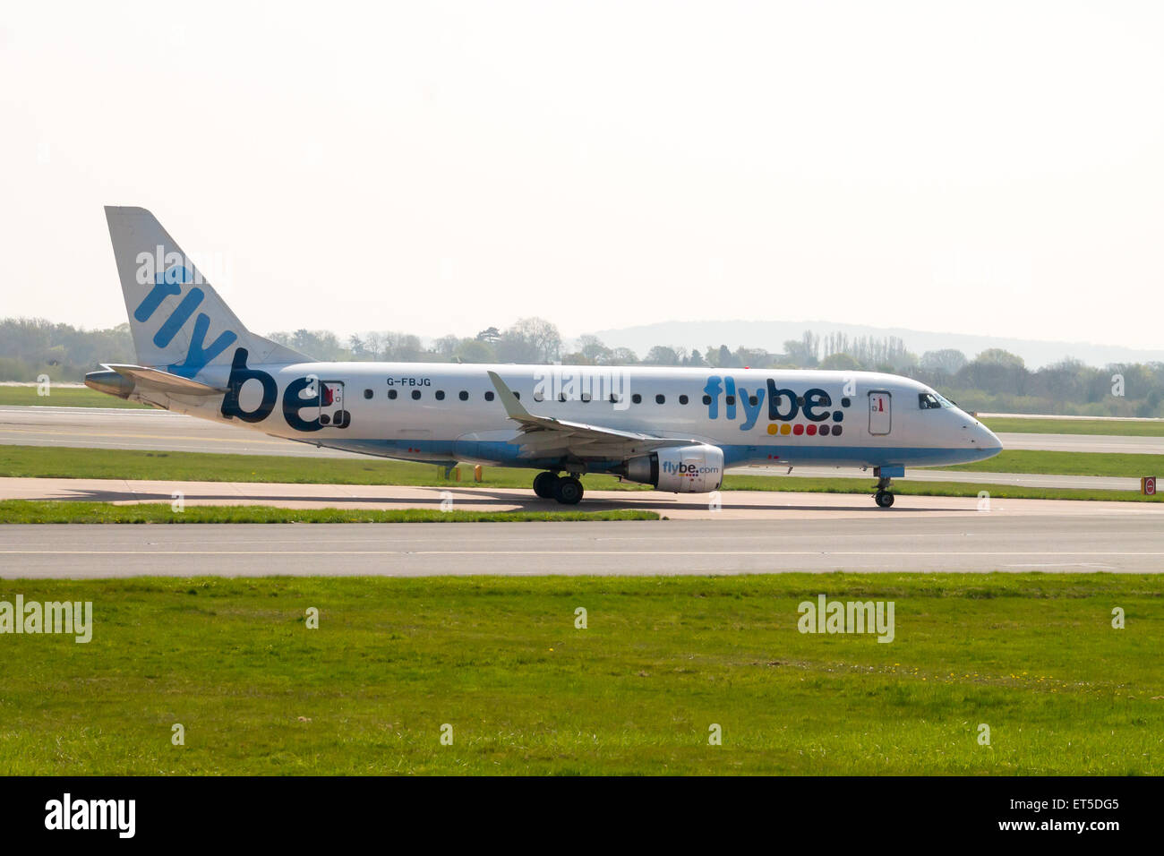 Flybe Embraer ERJ-175 (G-FBJB) roulage sur l'Aéroport International de Manchester de circulation. Banque D'Images