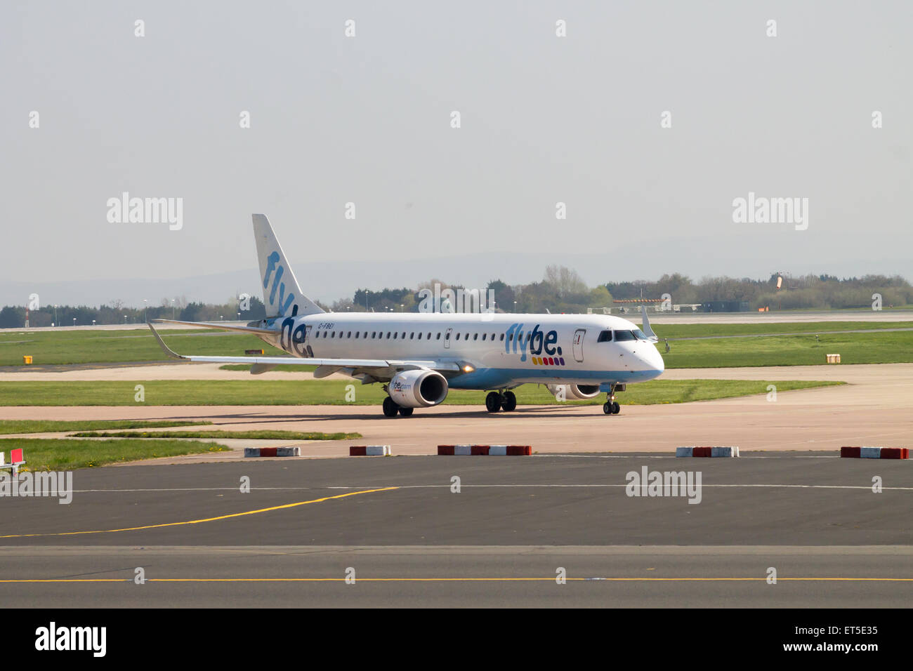 Flybe Embraer ERJ-195 (G-FBEI) roulage sur l'Aéroport International de Manchester de circulation. Banque D'Images