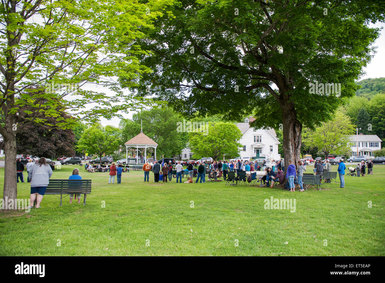 Anciens combattants et observer les villageois dans la journée commémorative Townshend Vermont Banque D'Images