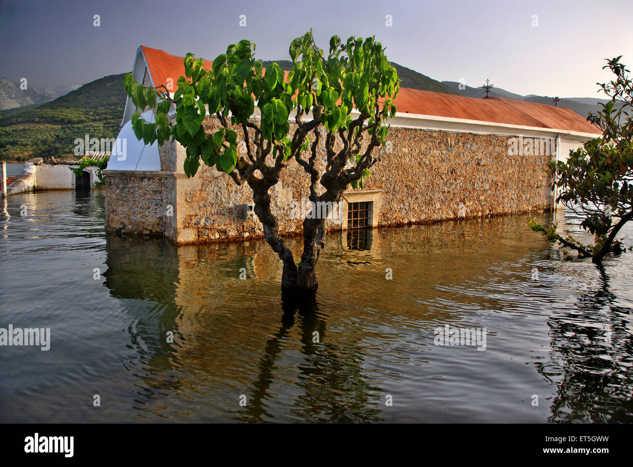 L'encrage, Sfendyli 'village' dans le lac artificiel créé par le barrage de Aposelemis, Héraklion, Crète, Grèce Banque D'Images