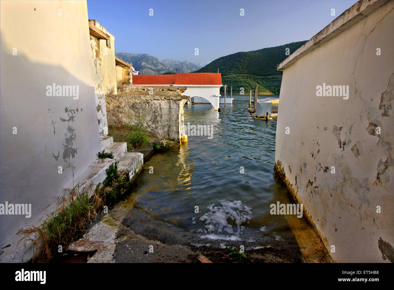 L'encrage, Sfendyli 'village' dans le lac artificiel créé par le barrage de Aposelemis, Héraklion, Crète, Grèce Banque D'Images