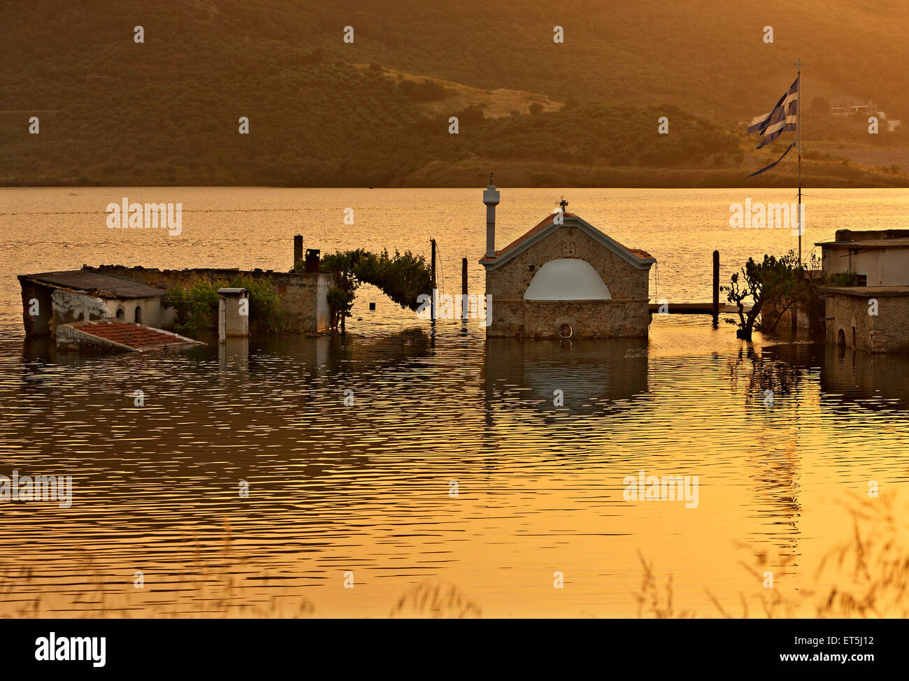 Coucher du soleil à Sfendyli, le "village" d'encrage dans le lac artificiel créé par le barrage de Aposelemis, Héraklion, Crète, Grèce Banque D'Images