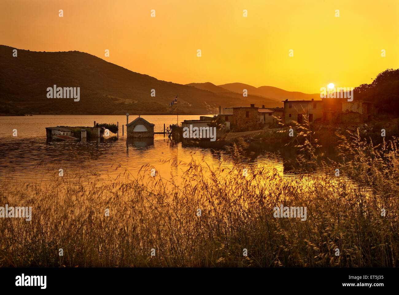 Coucher du soleil à Sfendyli, le "village" d'encrage dans le lac artificiel créé par le barrage de Aposelemis, Héraklion, Crète, Grèce Banque D'Images