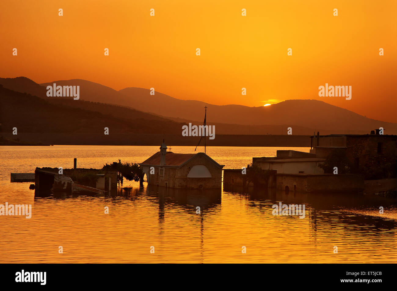 Coucher du soleil à Sfendyli, le "village" d'encrage dans le lac artificiel créé par le barrage de Aposelemis, Héraklion, Crète, Grèce Banque D'Images