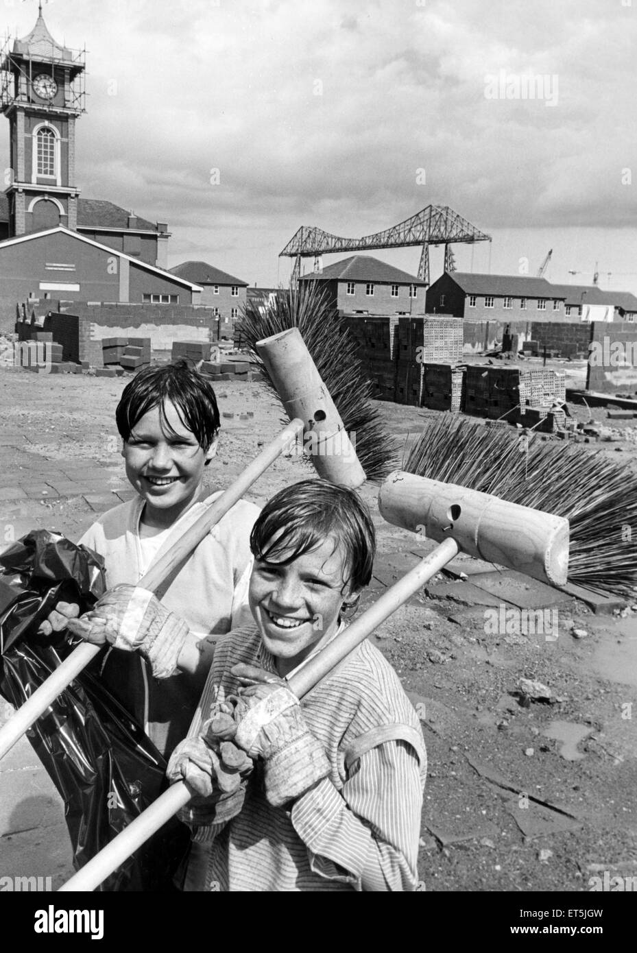 Les enfants de St Hilda jouer scheme prendre part à une guerre de deux jours sur la litière de la rue et d'ordures, qu'ils aident à nettoyer leur succession comme partie de l'ordre dans la campagne d'action publique de Middlesbrough. En arrière-plan, l'Ancien hôtel de ville et de tees Transporter Bridge, Mi Banque D'Images
