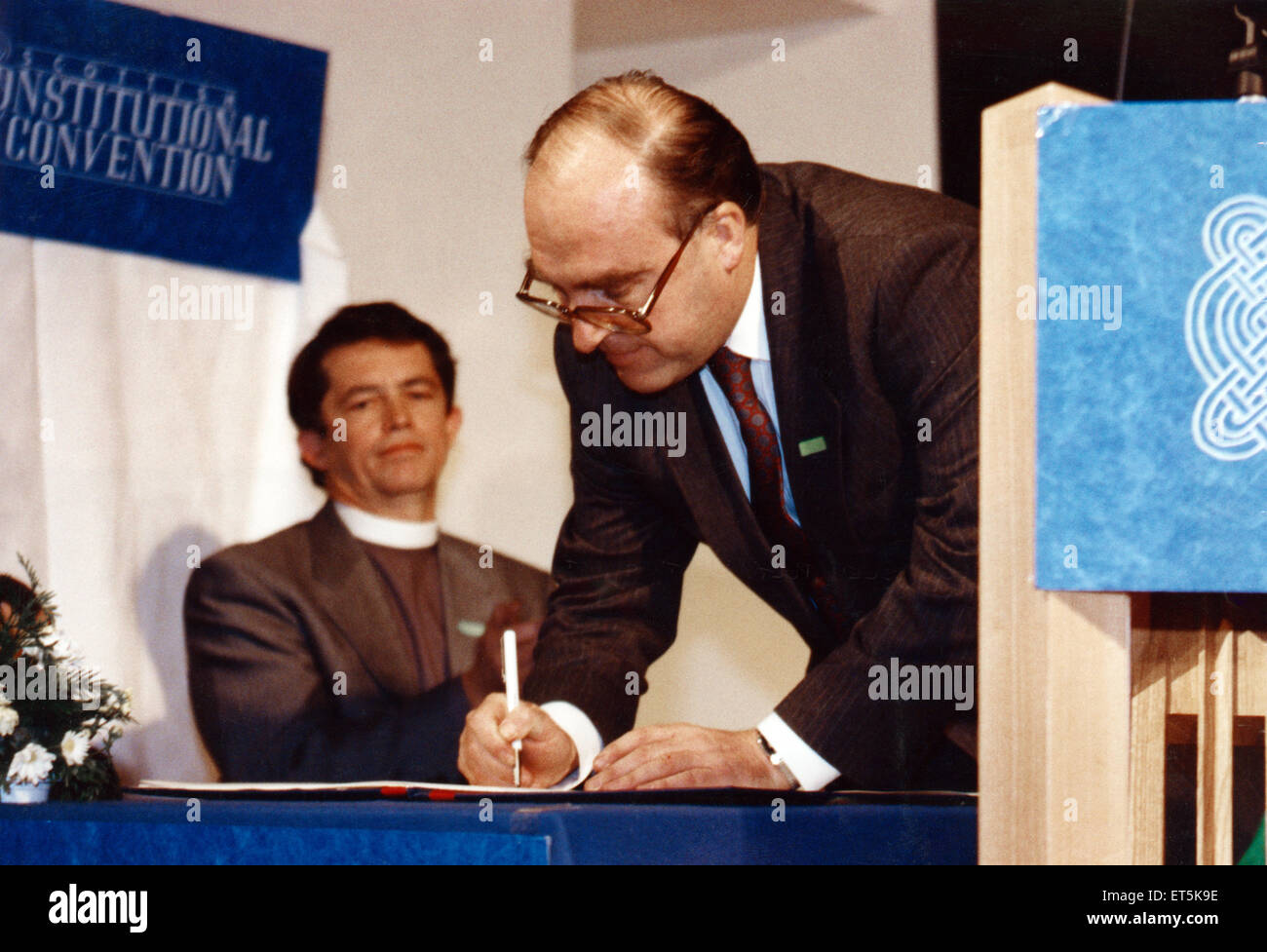 John Smith MP signe la Convention constitutionnelle à l'occasion du lancement du livre des propositions d'Ecosse de Parlement. 1er décembre 1990. Banque D'Images