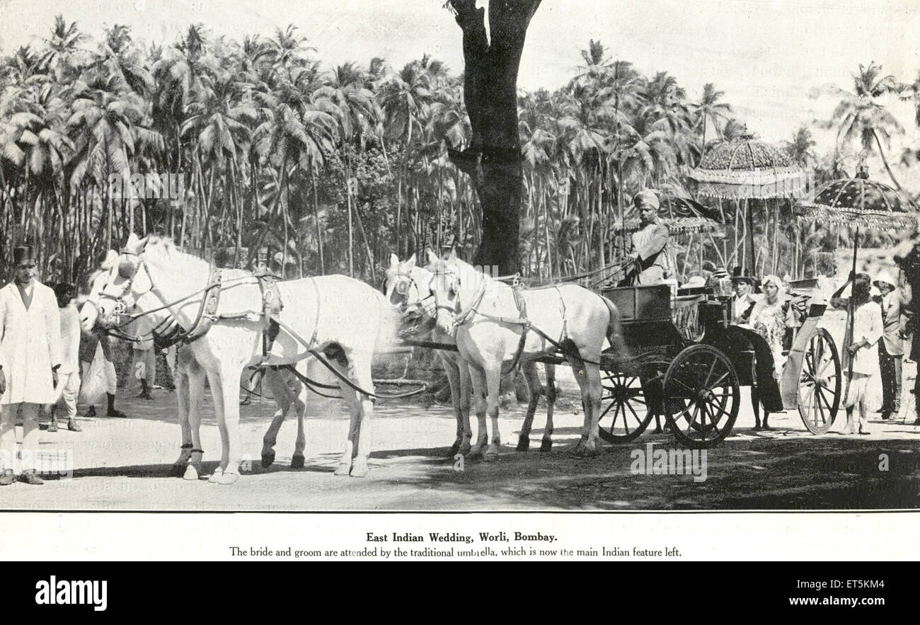 Vieux millésime 1900s mariage indien mariée et marié en chariot à cheval sous le parapluie traditionnel , Worli , Bombay , Mumbai , Maharashtra , Inde , Asie Banque D'Images