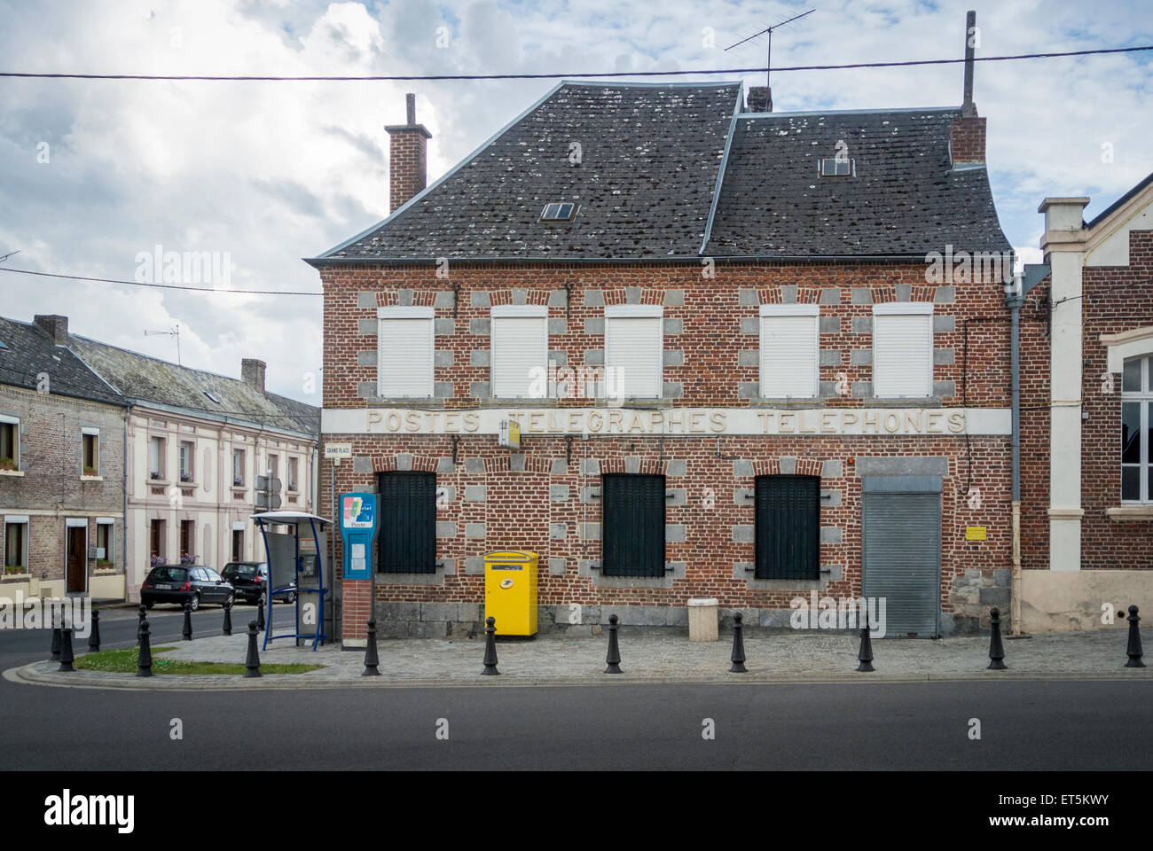 Un bureau de poste français typique avec des volets fermés aux fenêtres Banque D'Images