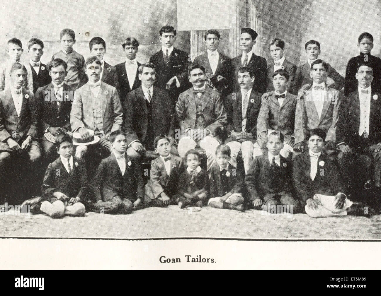 Communauté catholique ; Goan Tailors ; Bombay ; Mumbai ; Maharashtra ; Inde ; Asie ; asiatique ; Indien ; ancienne image du millésime 1900 Banque D'Images