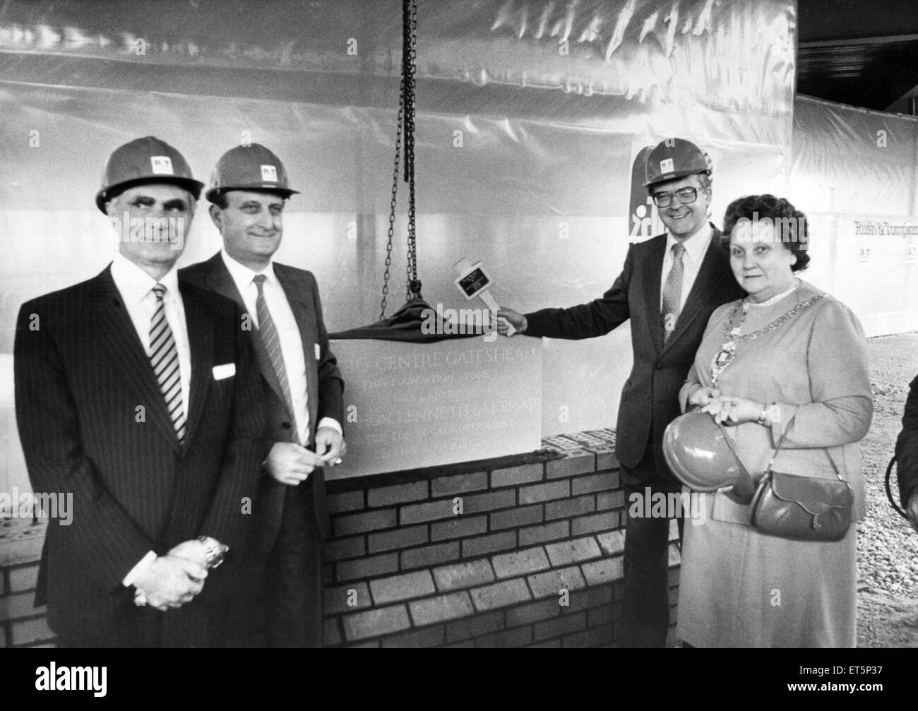 La première pierre a été posée aujourd'hui à Gateshead de neuf millions de livres multi-Local par Metrocenter Organisations gouvernementales Ministre Kenneth Baker. M. Baker pose la pierre avec John Hall, de Cameron Hall, Kennth O'Brien, de Rush et Tomkins et Keenan. Minnie Robson, Maire de Gateshead. 10 mai 1985. Banque D'Images