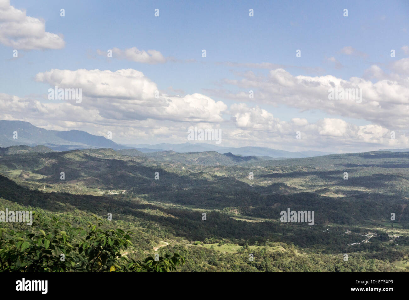 Déménagement belle Ombre de nuages s'étendent à l'échelle du paysage montagneux verdoyant près d'Ocosingo Chiapas le jour de printemps Banque D'Images