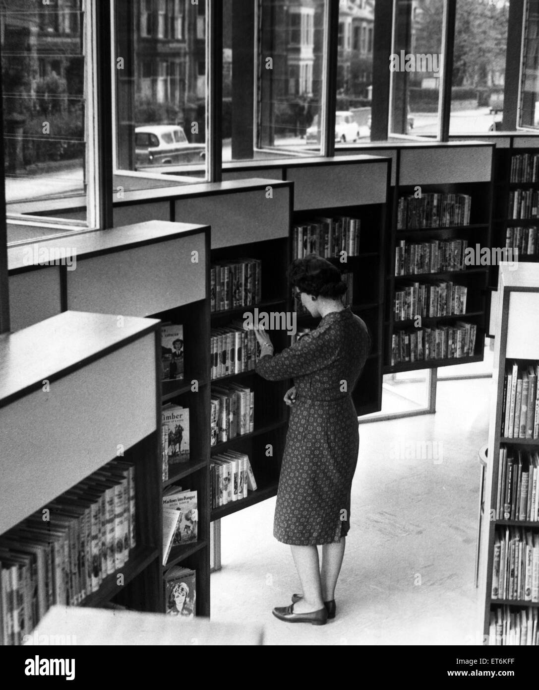 Jesmond, Newcastle Branch Library, la première bibliothèque circulaire dans le nord-est s'ouvre au public demain. La bibliothèque de 19 000 livres et contiendra la lecture et le travail à domicile en plus d'un atelier où le personnel de la bibliothèque va réparer les livres. 15 mars 1963. Banque D'Images