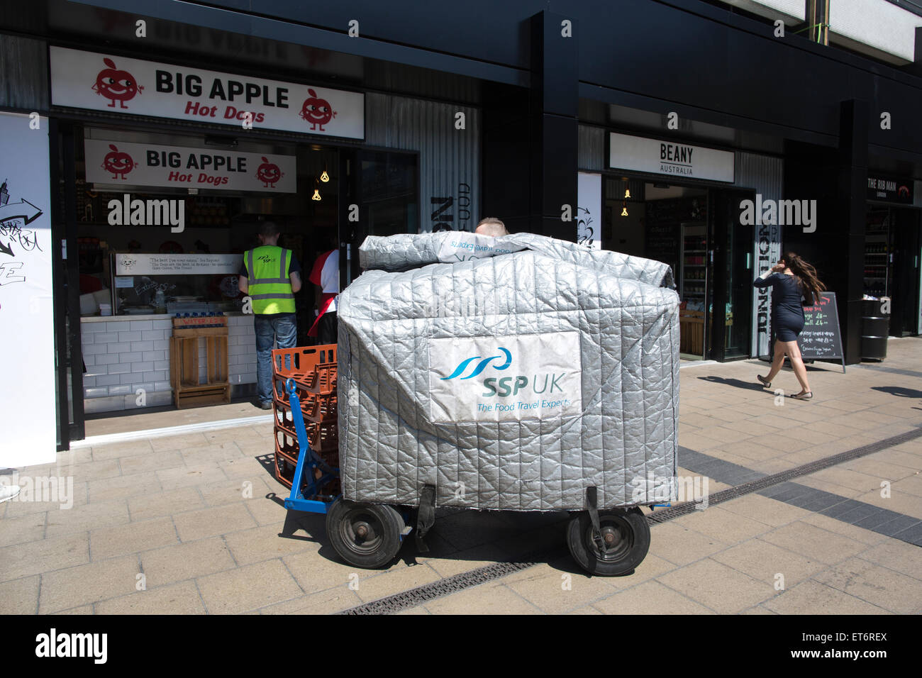 Groupe SSP (Select Service Partner) experts voyage la livraison de nourriture à l'un de leurs points de vente à Euston, Londres, UK Banque D'Images