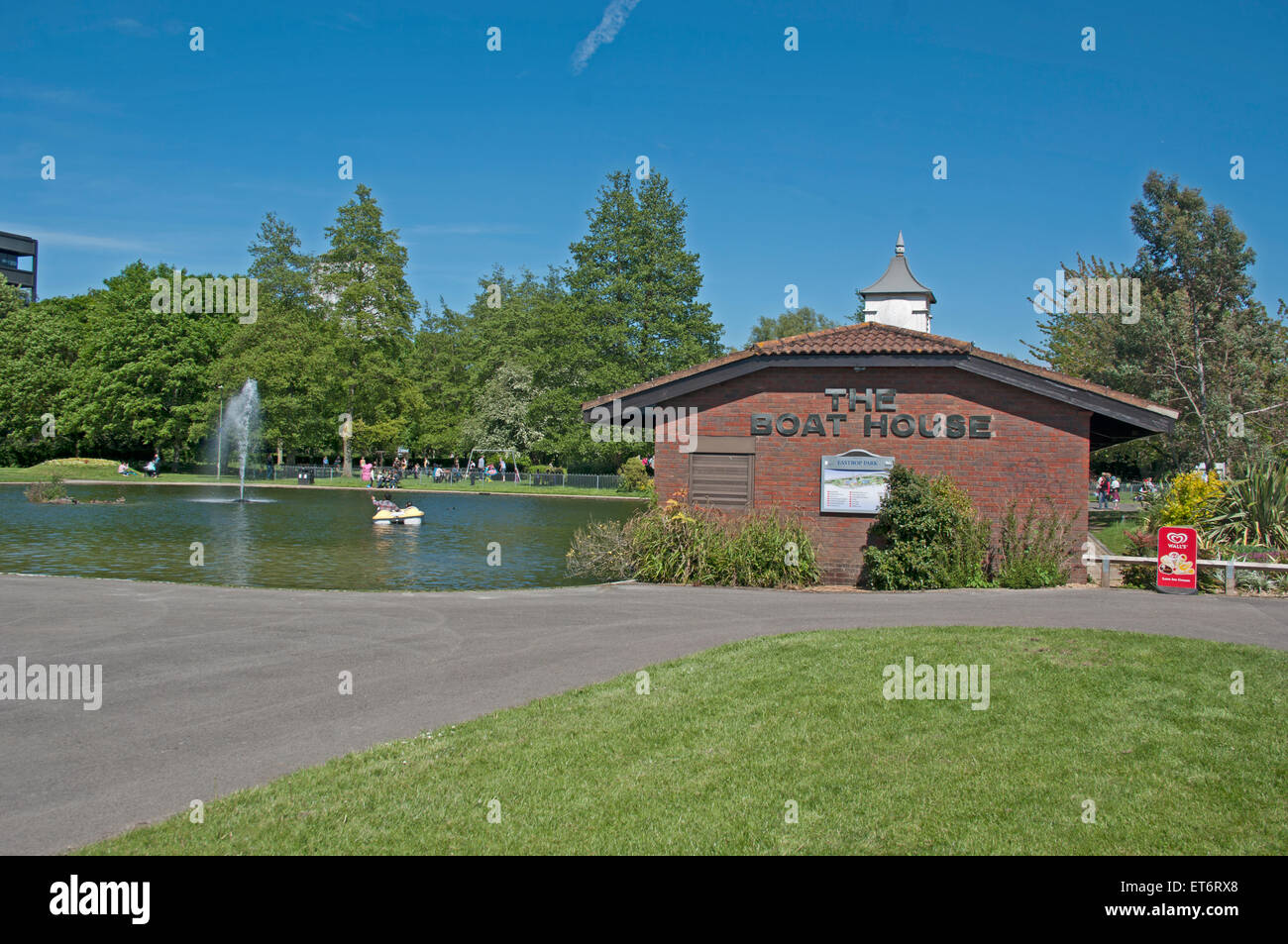 Eastrop Parc, Lac de Plaisance, Boat House et Cafe, Basingstoke, Hampshire, Angleterre, Banque D'Images