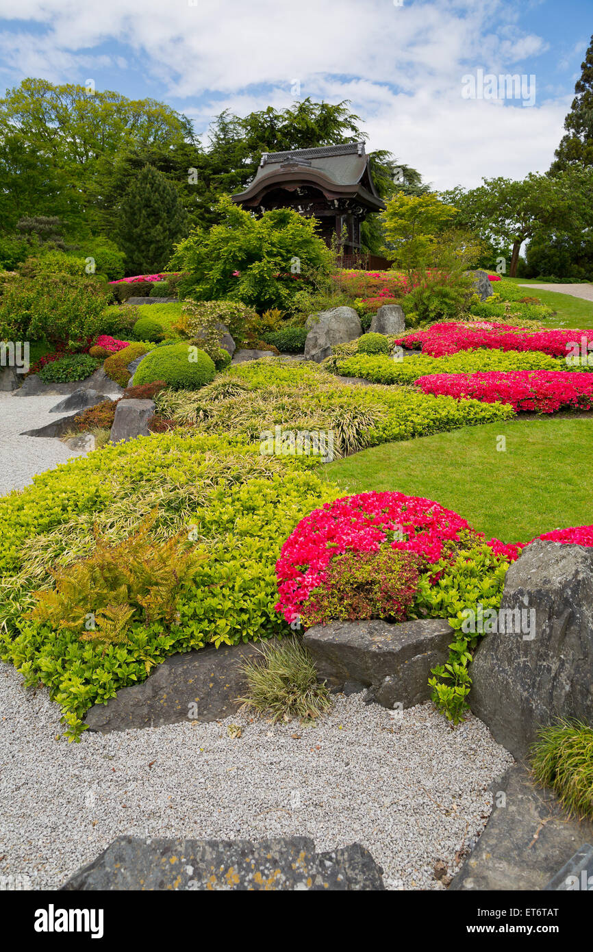 Jardins botaniques royaux de Kew, le japonais gateway avec le rock et le jardin de gravier ratissées- Londres, Royaume-Uni, Europe Banque D'Images