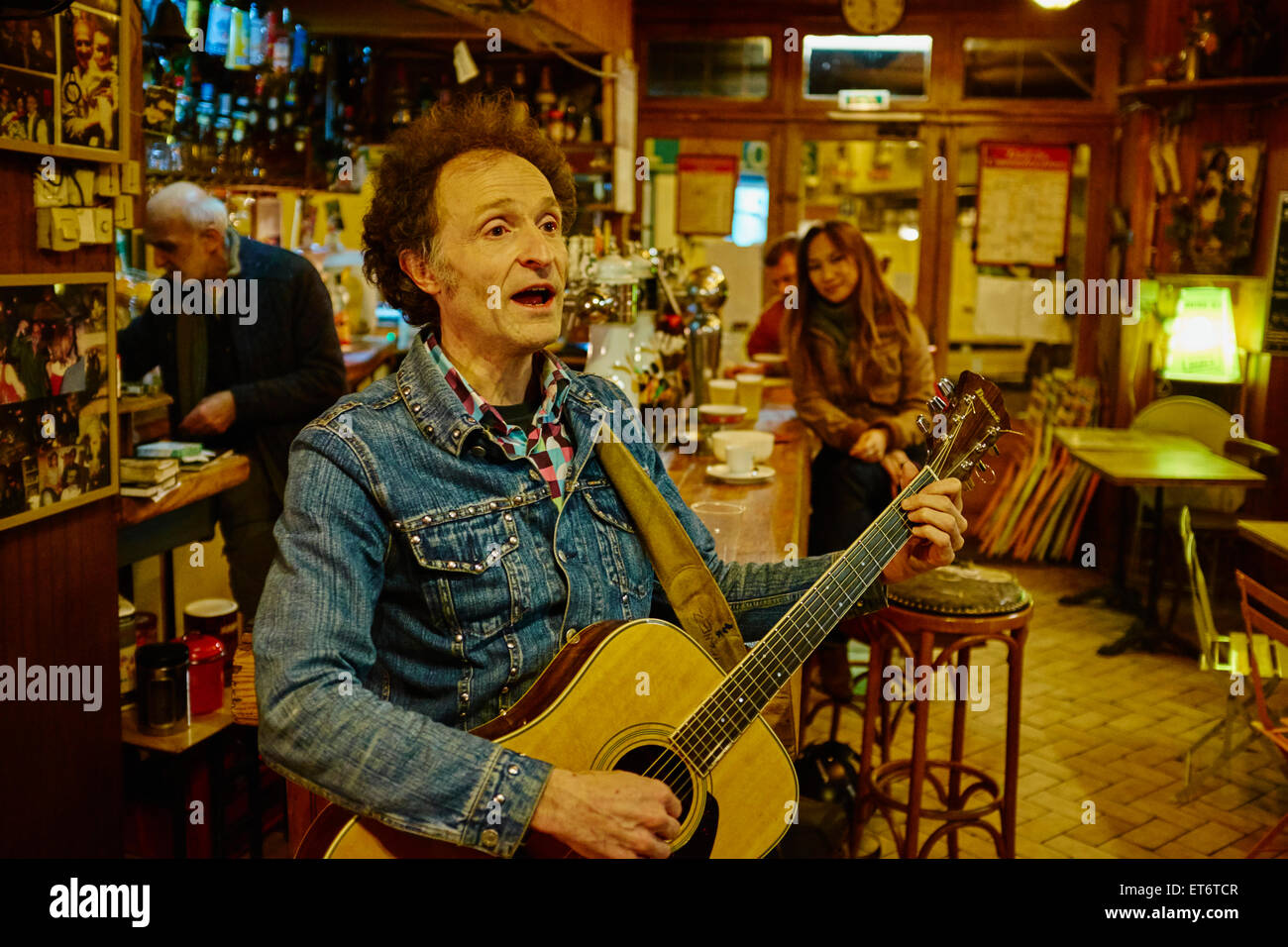 France, Paris, un café chanson Chez Adel, 10 avenue de Suffren, 75010 Paris, le canal Saint Martin Banque D'Images
