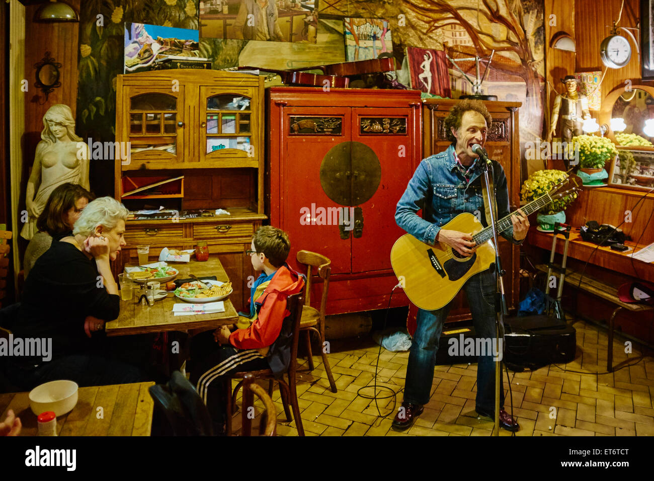 France, Paris, un café chanson Chez Adel, 10 avenue de Suffren, 75010 Paris, le canal Saint Martin Banque D'Images