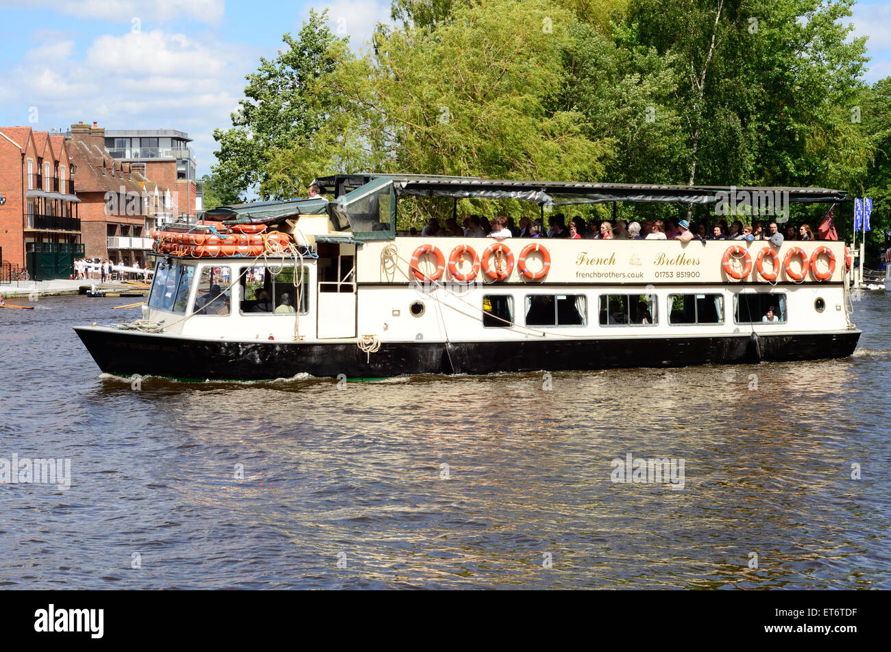 Les gens sur un voyage en bateau sur la Tamise à Windsor Banque D'Images