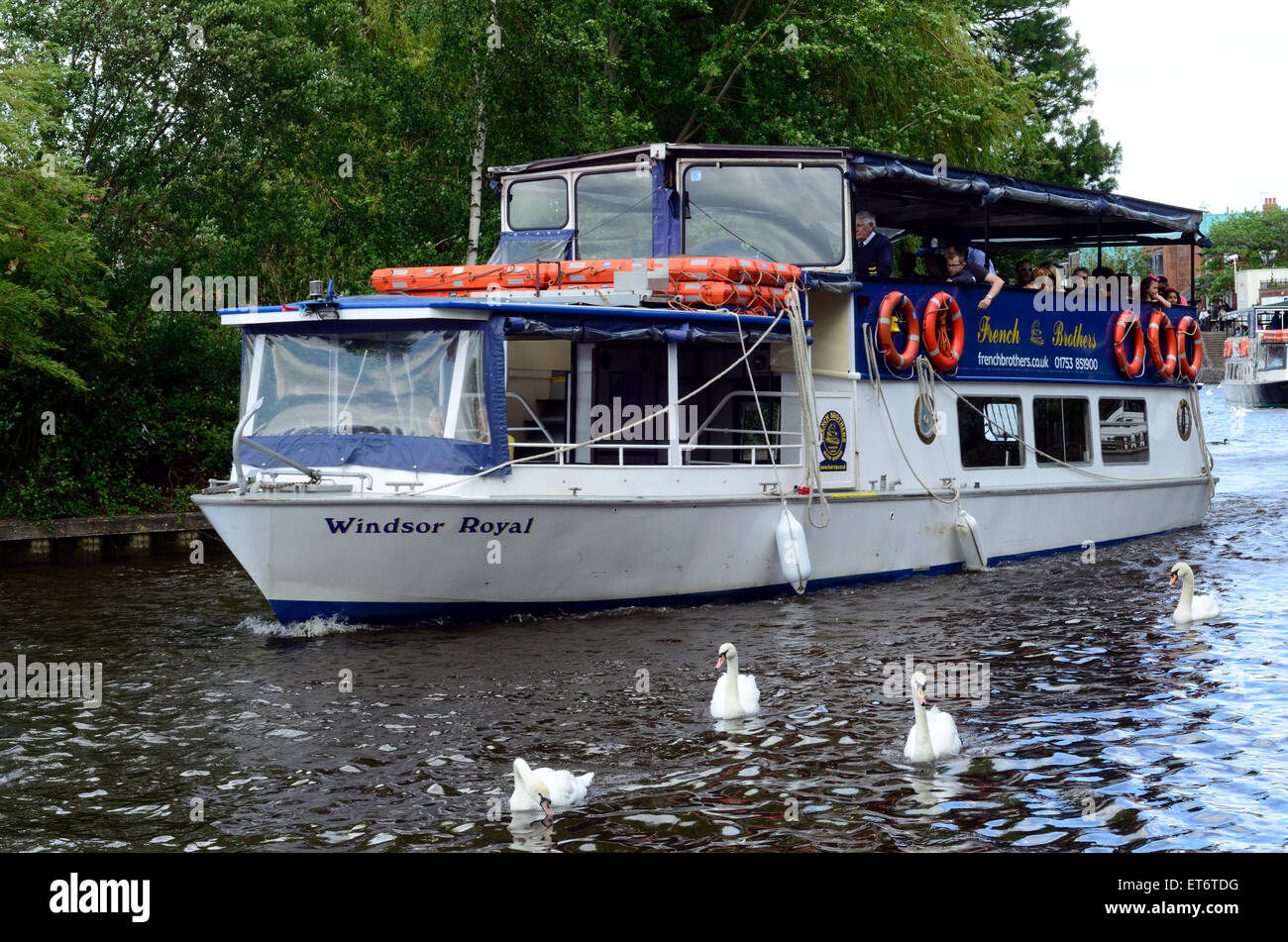 Les gens sur un voyage en bateau sur la Tamise à Windsor Banque D'Images