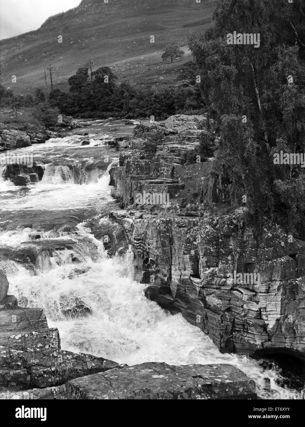 Chutes de la rivière Glascarnoch dans Ross et Cromarty. Les visiteurs des chutes de saumon sautant. Highlands, en Écosse. 23 août 1951. Banque D'Images
