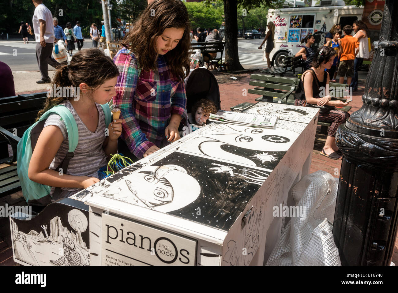 New York, NY 11 juin 2015 - Des élèves de la petite école rouge Chambre jouer 'Corps et âme' sur un piano pour chanter l'espoir conçu par Tim Farley, en peu de place rouge Banque D'Images