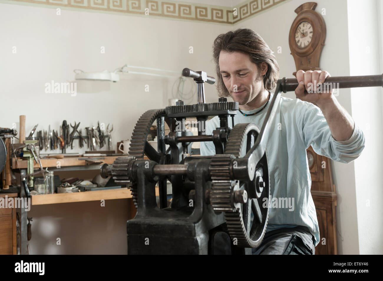 Restaurateur travaillant sur un laminoir à tôles atelier, Bavière, Allemagne Banque D'Images