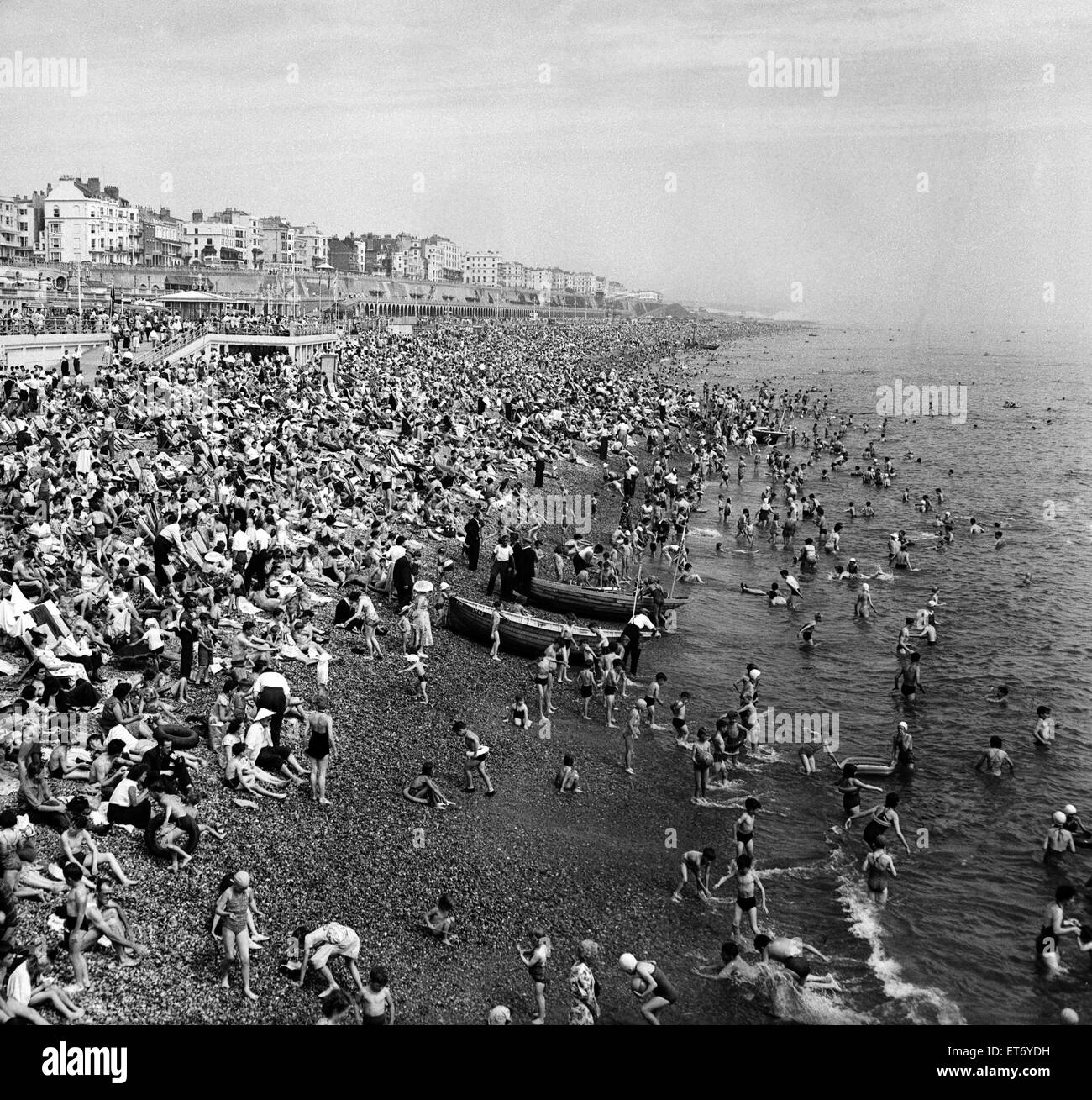 Les personnes bénéficiant du beau temps à Brighton, East Sussex. Juillet 1957. Banque D'Images