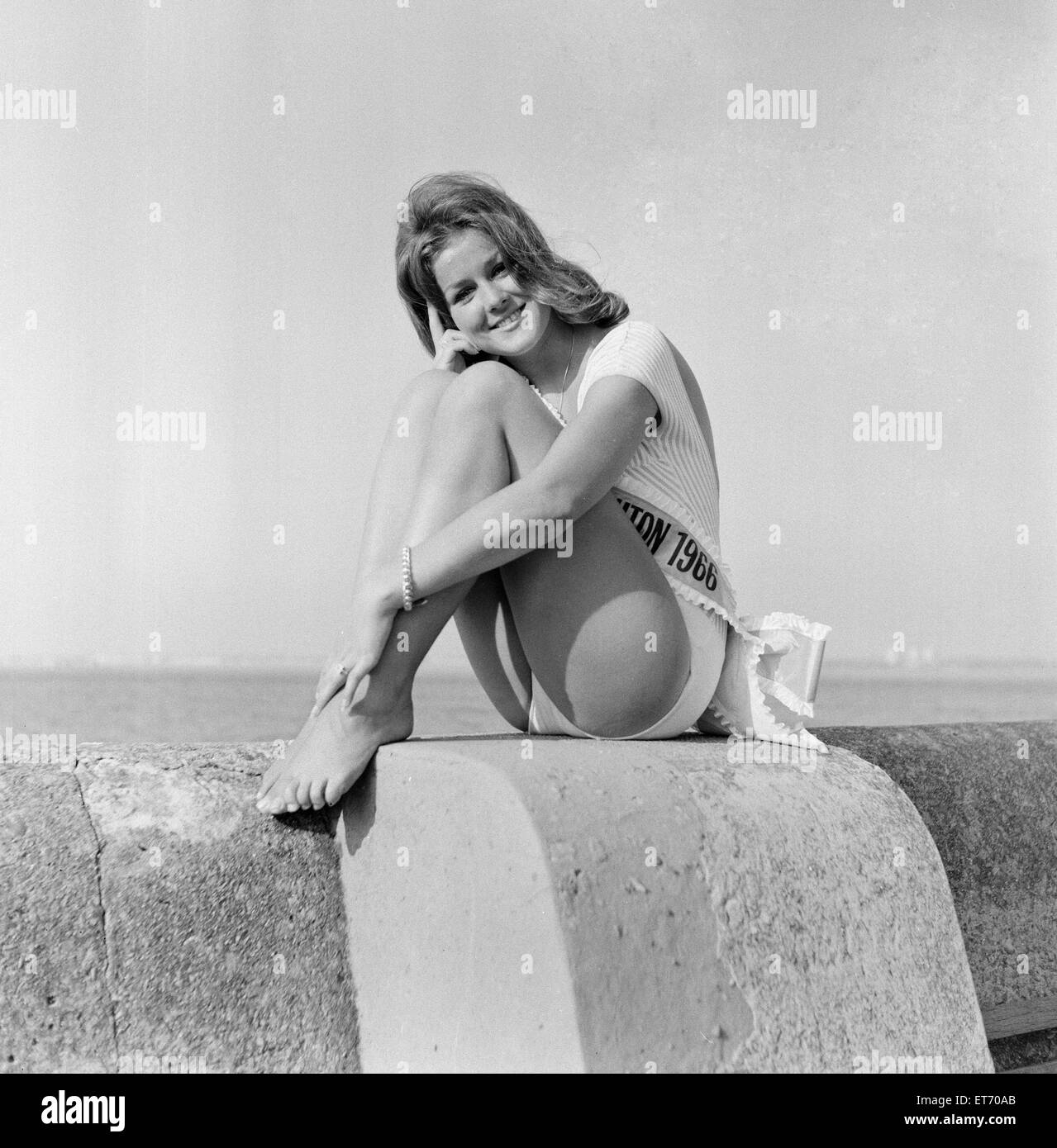 Carole Fletcher, 19 de Southport, couronnée Miss New Brighton, Cheshire, 24 août 1966. Banque D'Images