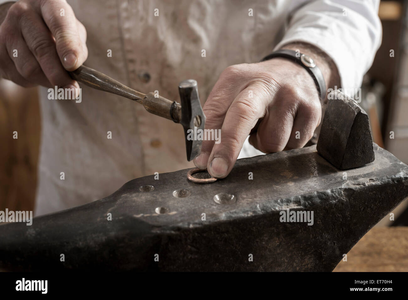 Section intermédiaire de l'artisan de la bague de cuivre à l'atelier, Bavière, Allemagne Banque D'Images