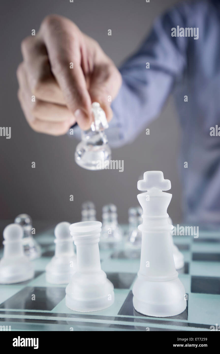 Close-up de la main de l'homme passe pour mater tout en jouant aux échecs, Bavière, Allemagne Banque D'Images