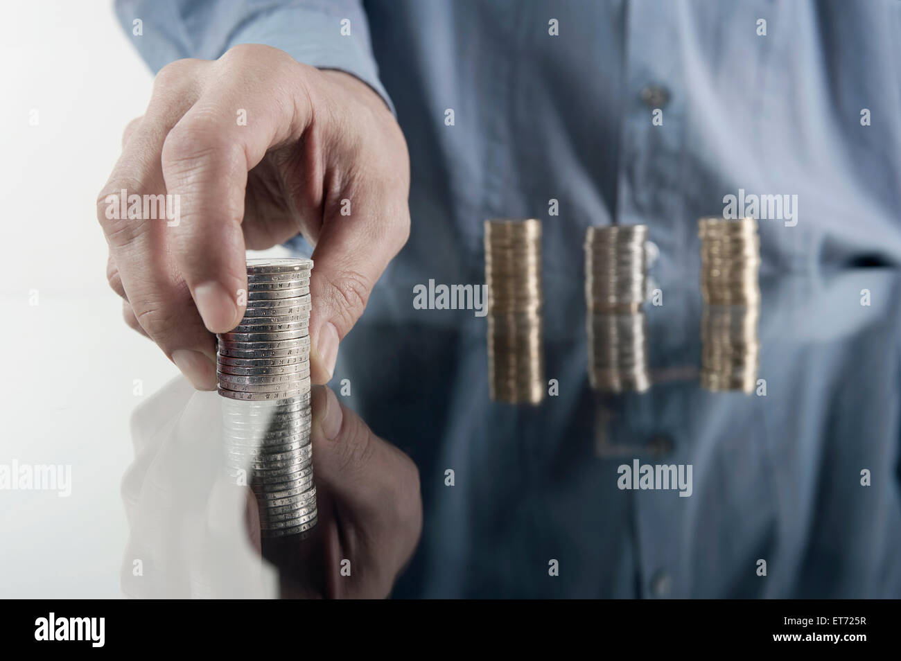 Main d'homme d'affaires empilant des pièces de monnaie, Bavière, Allemagne Banque D'Images
