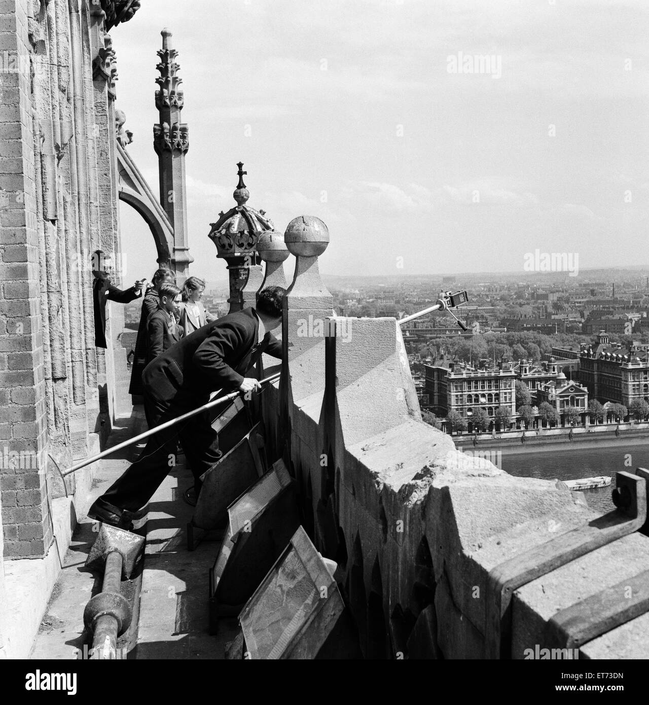 Les enfants à Westminster Clock Tower, London. Aussi connu par son surnom de Big Ben. 28 mai 1954. Banque D'Images