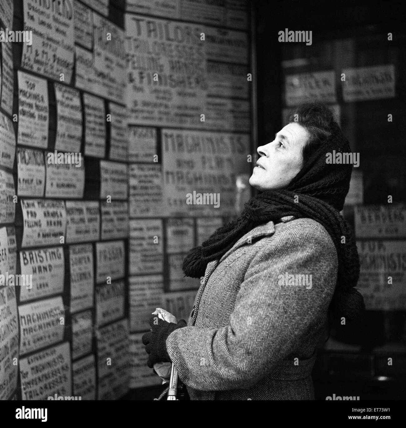 Une femme à la recherche d'un travail d'adaptation dans l'East End de Londres. Mars 1954. Banque D'Images