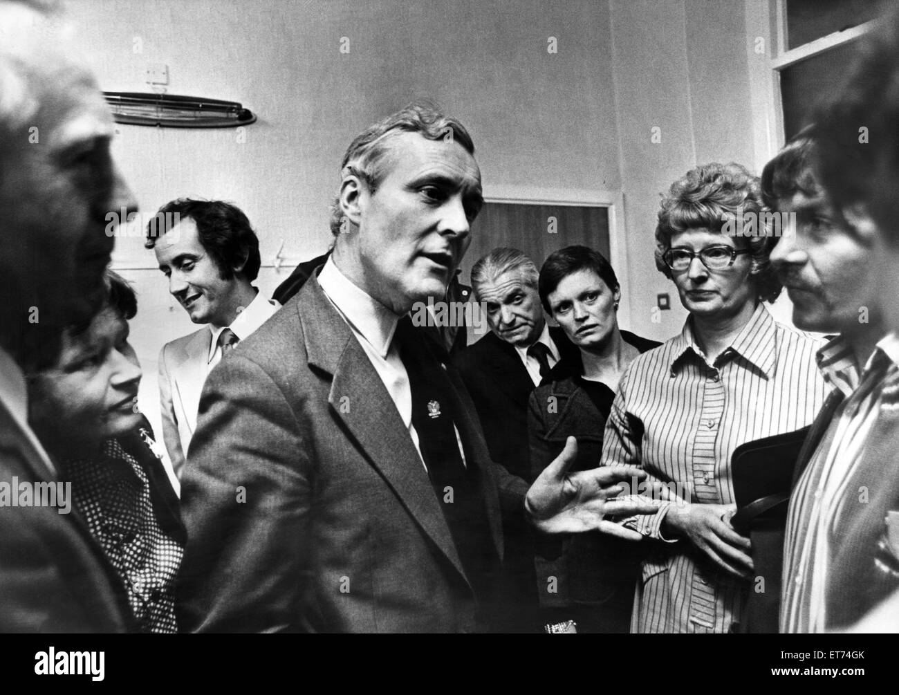 Tony Benn, était un homme politique qui a été membre du Parlement (MP) pour 50 ans, est décédé le 14 mars 2014. Sur la photo, le secrétaire de l'Énergie, Tony Benn étant exercé par les membres de l'Portskewett Action Group à Caerleon Town Hall lors d'une visite à Banque D'Images