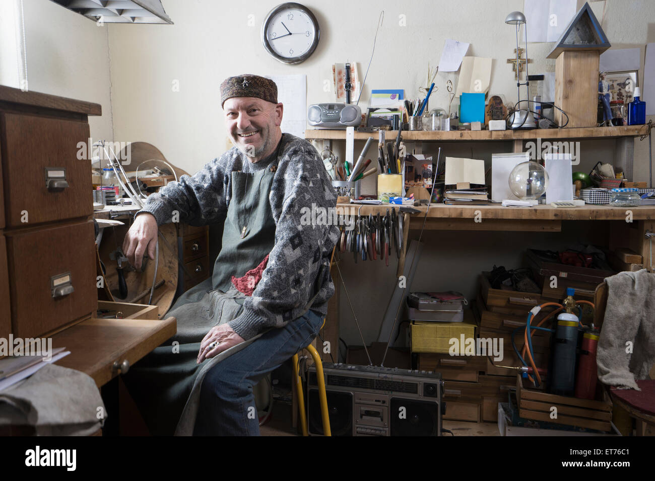 Senior male goldsmith smiling in atelier, Bavière, Allemagne Banque D'Images