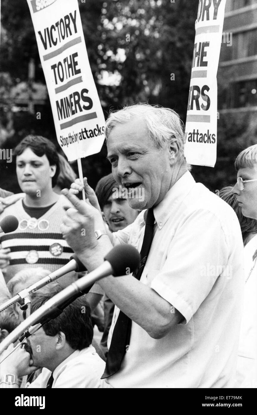 Tony Benn, était un homme politique qui a été membre du Parlement (MP) pour 50 ans, est décédé le 14 mars 2014. Sur la photo, en ce qui concerne les travailleurs et les mineurs qui ont assisté à la journée d'action à Sophia Gardens, Cardiff. 13 Juin 1984 Banque D'Images