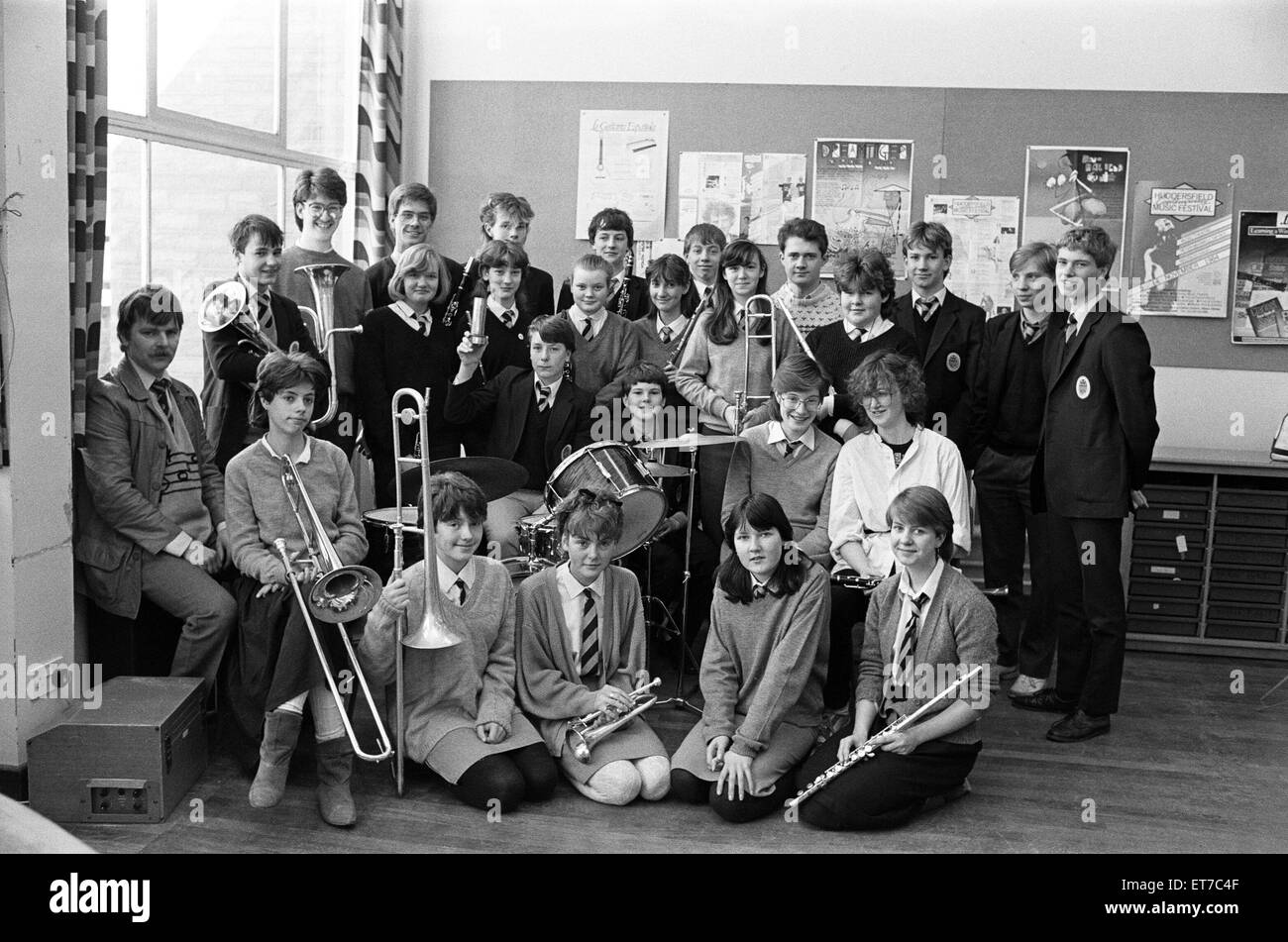 Mme Sunderland Schoolsfest : King James School Wind Band. Christopher Parnell à la batterie tient la bourse et responsable de la musique Monsieur Jim Morgan est sur la gauche . Le 02 avril 1985. Banque D'Images