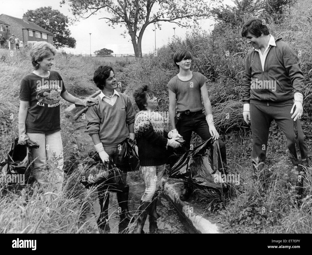 Bishopsgarth dulimiteur aux jeunes chômeurs et des jeunes du centre communautaire passer un après-midi de la foutaise de compensation beck qui s'étend entre le Bishopsgarth estate et Hardwick, Stockton, 20 juillet 1983. Banque D'Images