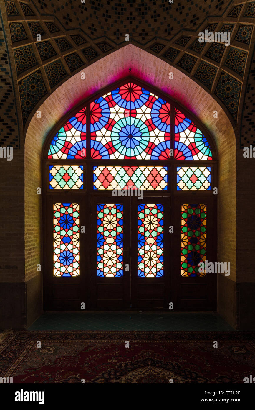 L'Iran, Shiraz, vitrail à la salle de prière de la mosquée Nasir al-Mulk Banque D'Images