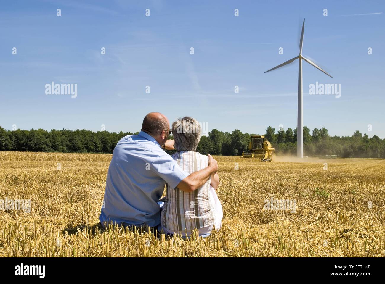 Altes Ehepaar auf einem Stoppelfeld, Nordrhein-Westfalen, Deutschland | vieux couple sur un champ de céréales récoltés, l'Allemagne, l'Amérique du Rh Banque D'Images