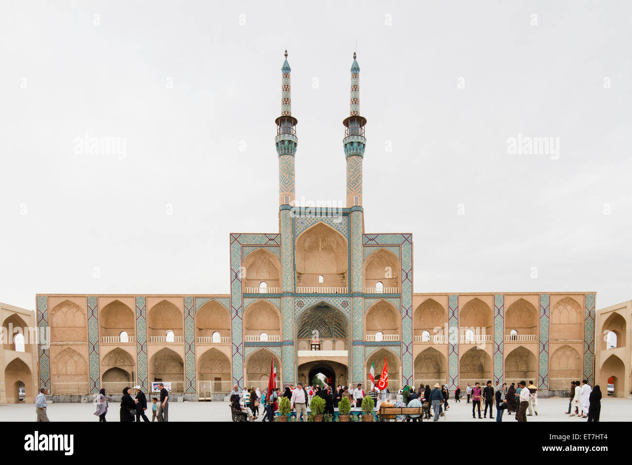 L'Iran, Yazd, les touristes devant la Mosquée Amir Chakmak Banque D'Images