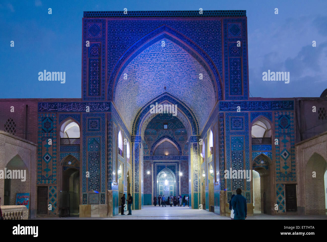 L'Iran, la Mosquée Jameh de Yazd, éclairé le soir Banque D'Images