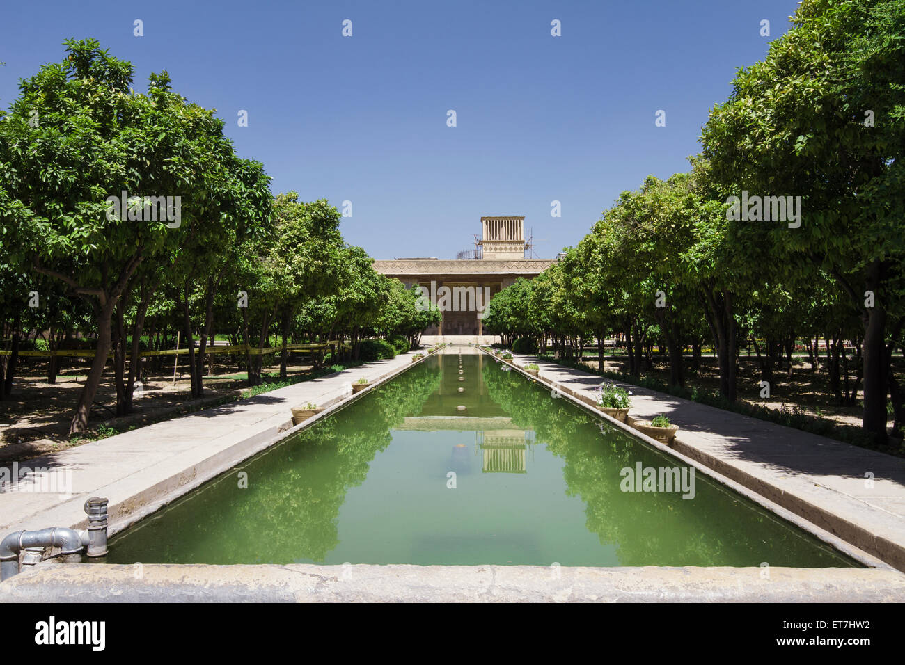 L'Iran, Shiraz, vue d'Arg de Karim Khan avec piscine à l'avant-plan Banque D'Images