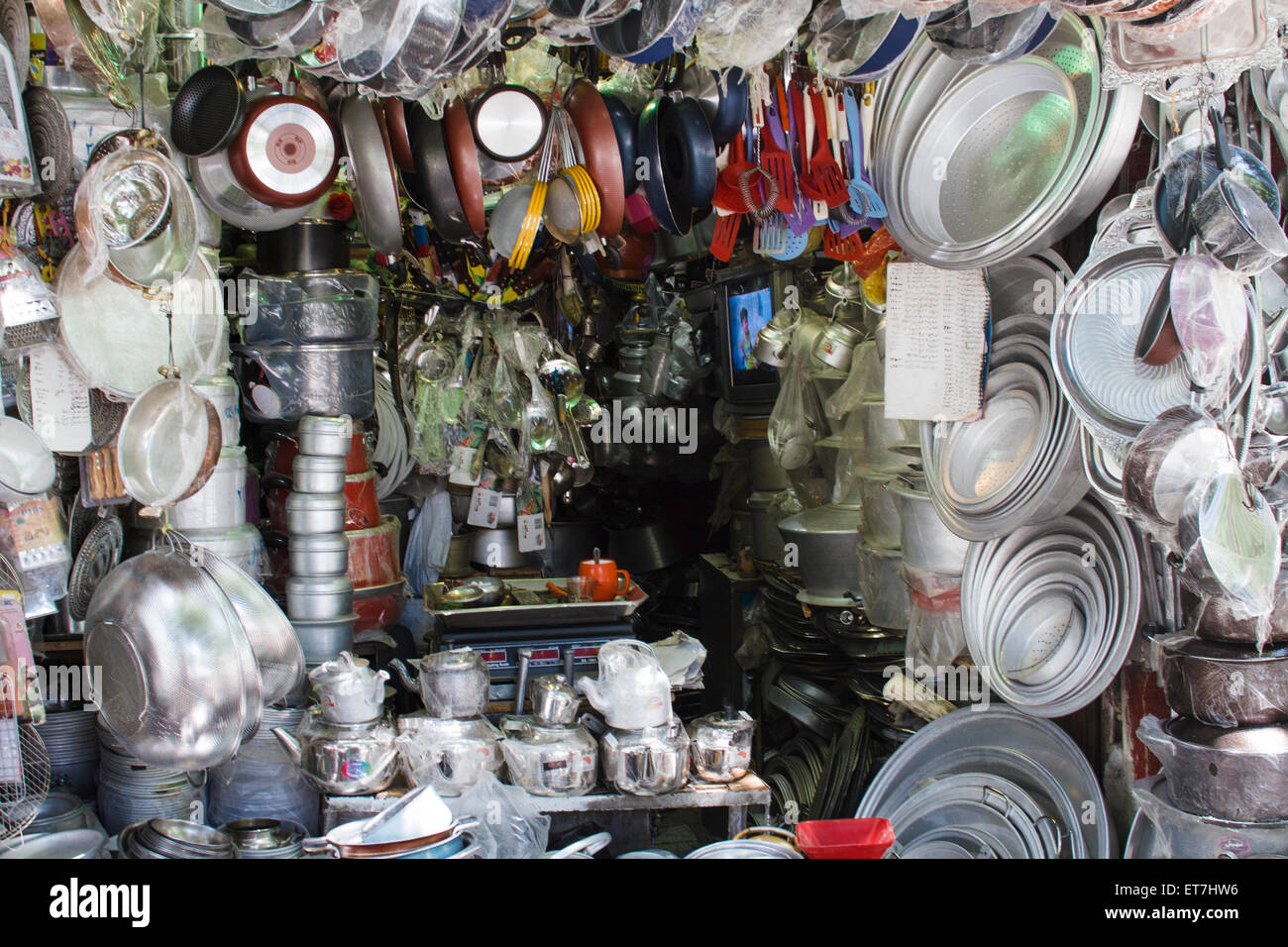 L'Iran, Shiraz, assortiment d'un magasin de matériel Banque D'Images
