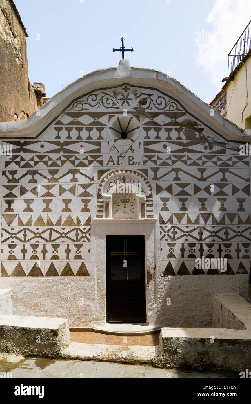 Ancienne église avec des murs décorés dans le village de Pyrgi, sur l'île de Chios, Grèce Banque D'Images